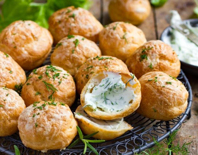 Recette de gougères au chèvre frais et à la Tapenade noire