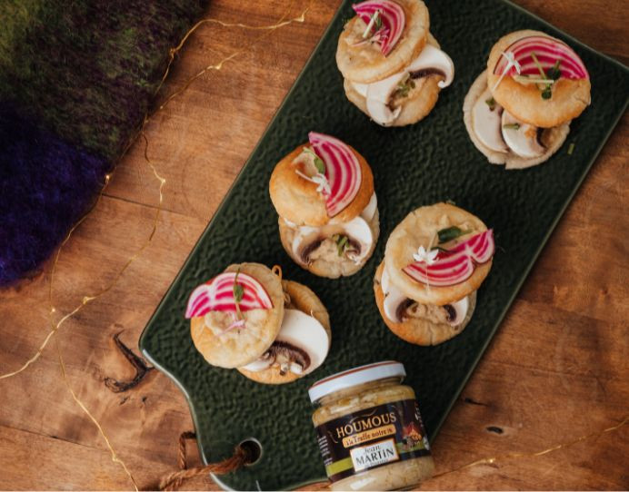 Recipe for mini puff pastry with mushrooms and truffle hummus