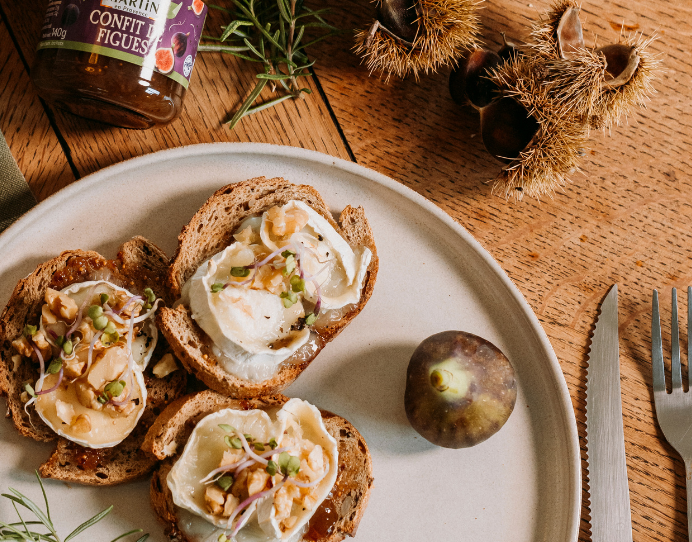 Recette de toast au chèvre miel et confit de figues